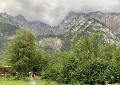 Blick vom Klöntaler See zum Campingplatz Güntlenau